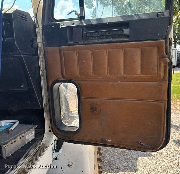 image for item DU9952 1993 Freightliner FLD semi truck