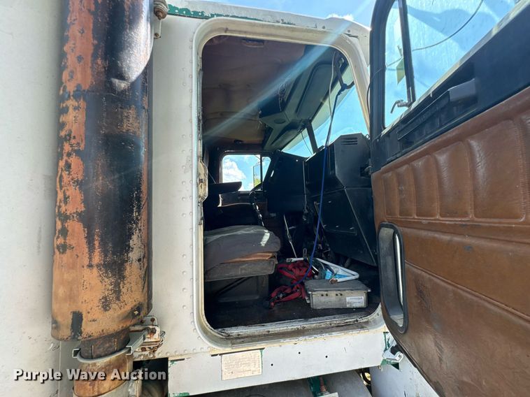 image for item DU9952 1993 Freightliner FLD semi truck