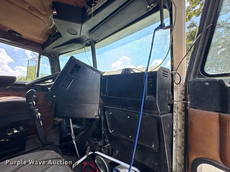 image for item DU9952 1993 Freightliner FLD semi truck