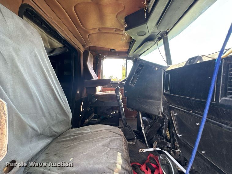 image for item DU9952 1993 Freightliner FLD semi truck