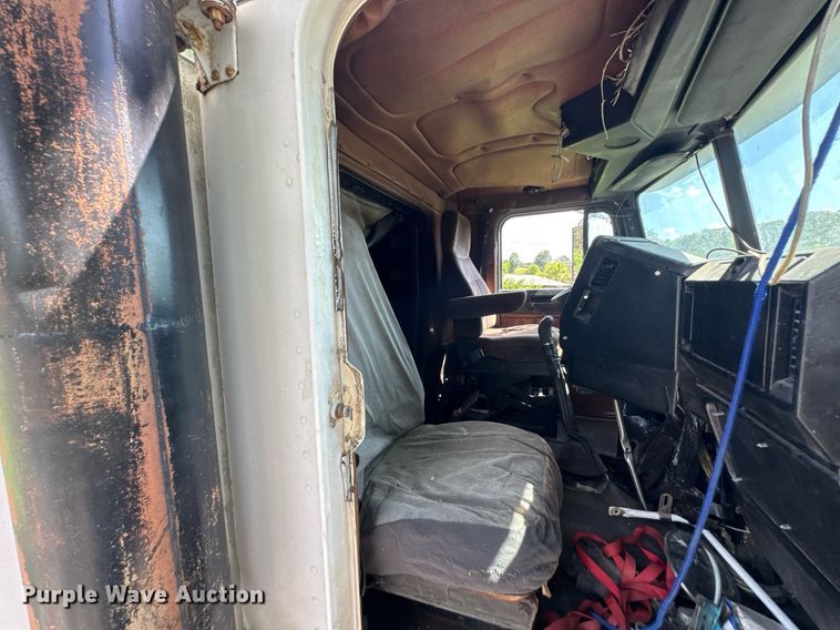 image for item DU9952 1993 Freightliner FLD semi truck