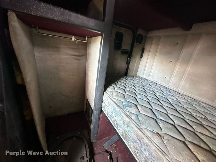 image for item DU9952 1993 Freightliner FLD semi truck