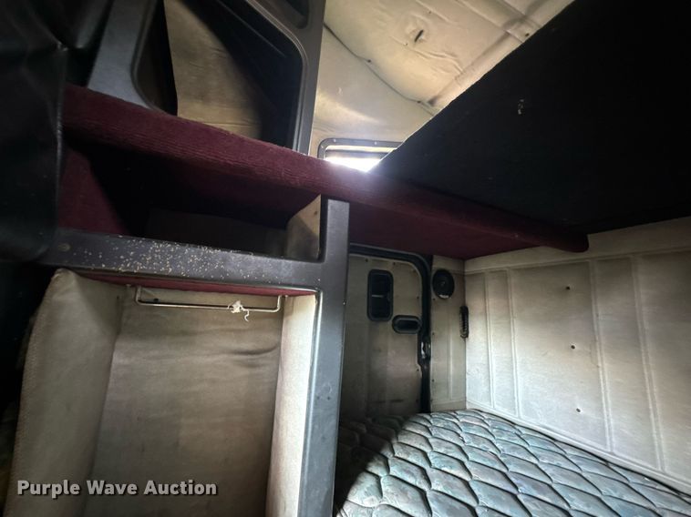 image for item DU9952 1993 Freightliner FLD semi truck