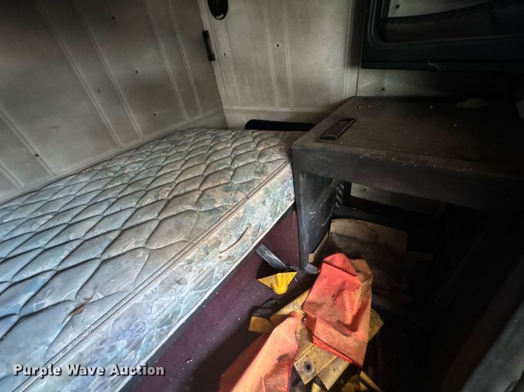 image for item DU9952 1993 Freightliner FLD semi truck