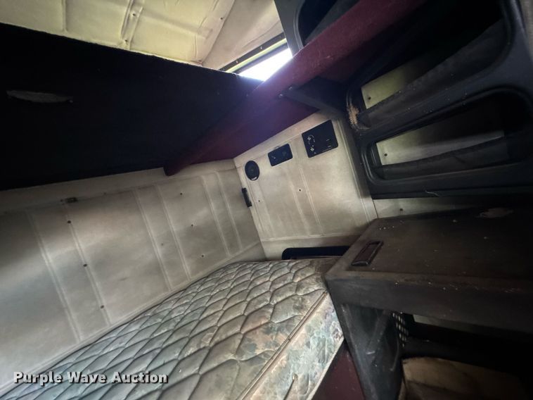 image for item DU9952 1993 Freightliner FLD semi truck