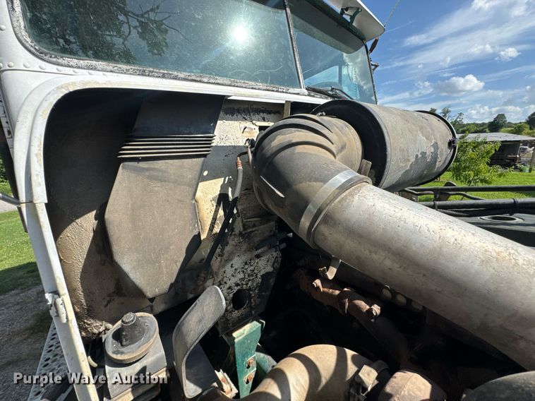 image for item DU9952 1993 Freightliner FLD semi truck