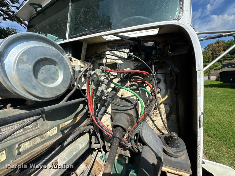 image for item DU9952 1993 Freightliner FLD semi truck