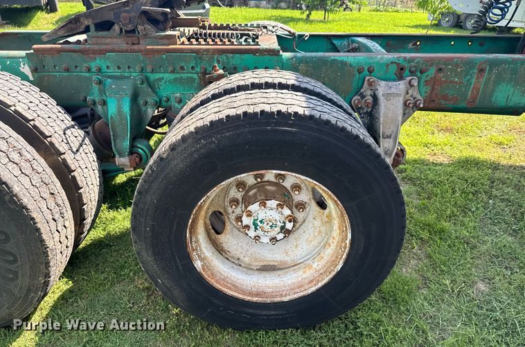 image for item DU9952 1993 Freightliner FLD semi truck