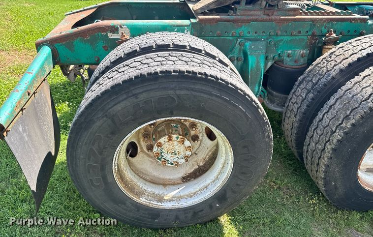 image for item DU9952 1993 Freightliner FLD semi truck