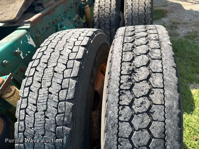 image for item DU9952 1993 Freightliner FLD semi truck