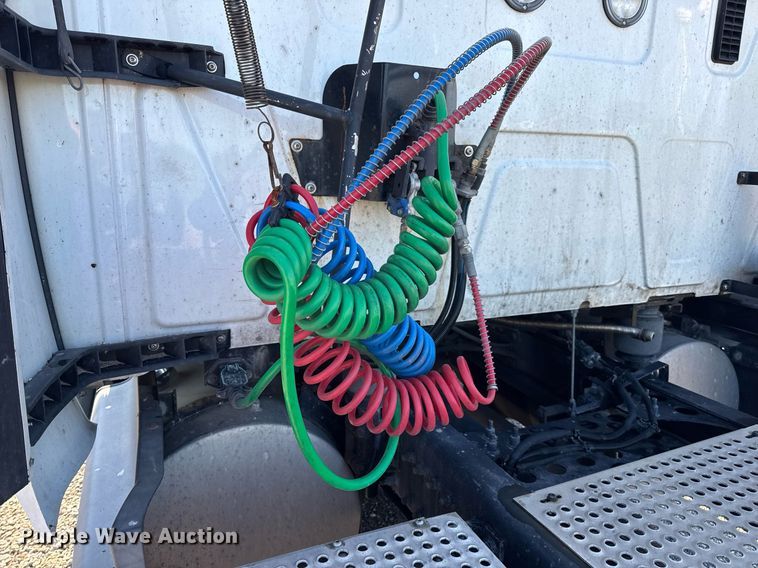 image for item DV4119 2016 International ProStar 122 semi truck