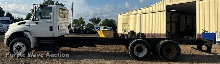 image for item DV4215 2011 International DuraStar 4400 truck cab and chassis