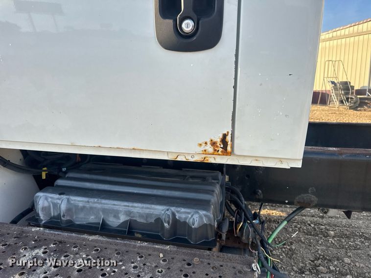 image for item DV4215 2011 International DuraStar 4400 truck cab and chassis