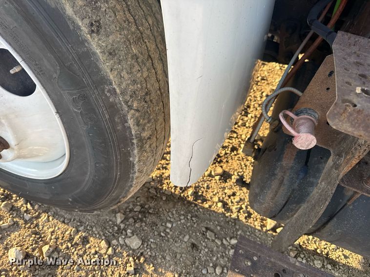 image for item DV4215 2011 International DuraStar 4400 truck cab and chassis