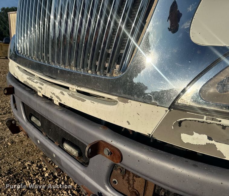 image for item DV4215 2011 International DuraStar 4400 truck cab and chassis