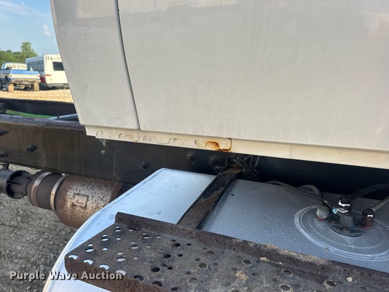 image for item DV4215 2011 International DuraStar 4400 truck cab and chassis