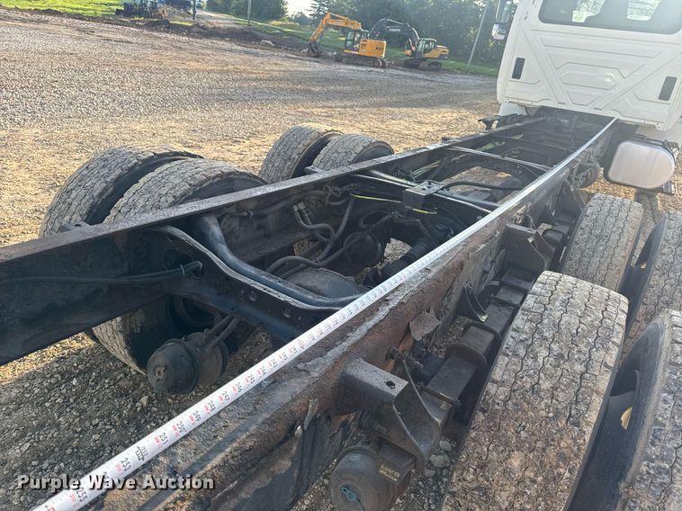 image for item DV4215 2011 International DuraStar 4400 truck cab and chassis