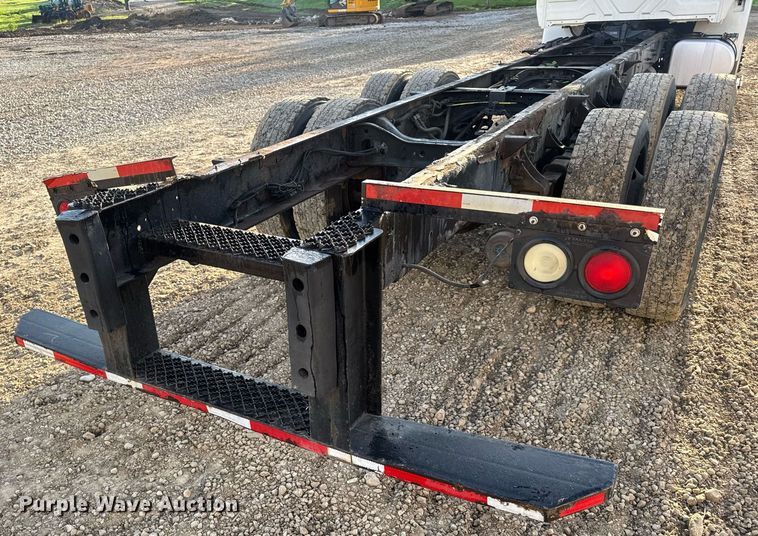 image for item DV4215 2011 International DuraStar 4400 truck cab and chassis