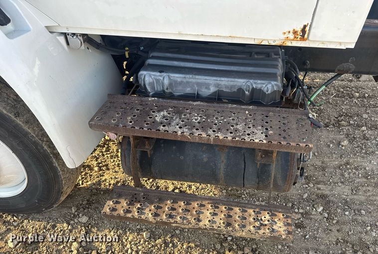 image for item DV4215 2011 International DuraStar 4400 truck cab and chassis