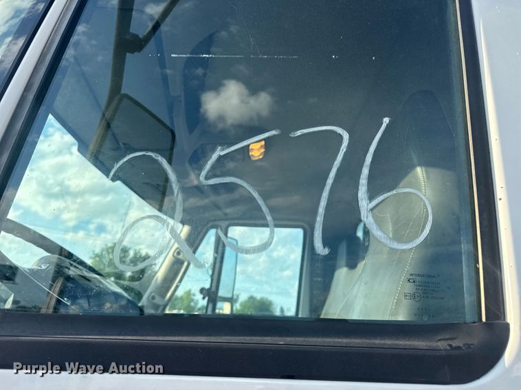 image for item DV4215 2011 International DuraStar 4400 truck cab and chassis