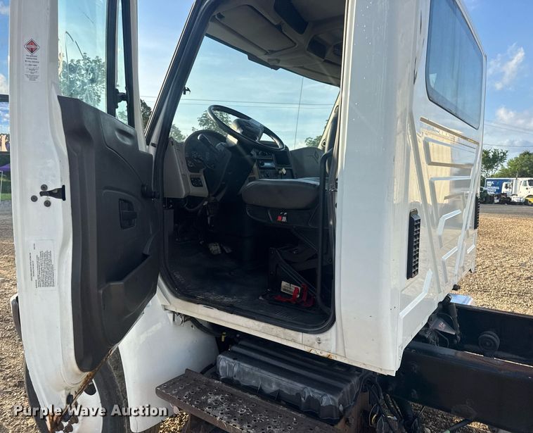 image for item DV4215 2011 International DuraStar 4400 truck cab and chassis