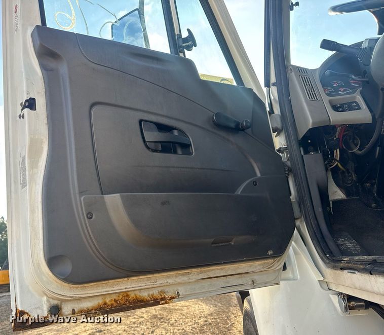 image for item DV4215 2011 International DuraStar 4400 truck cab and chassis