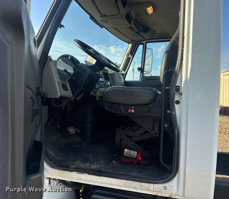 image for item DV4215 2011 International DuraStar 4400 truck cab and chassis