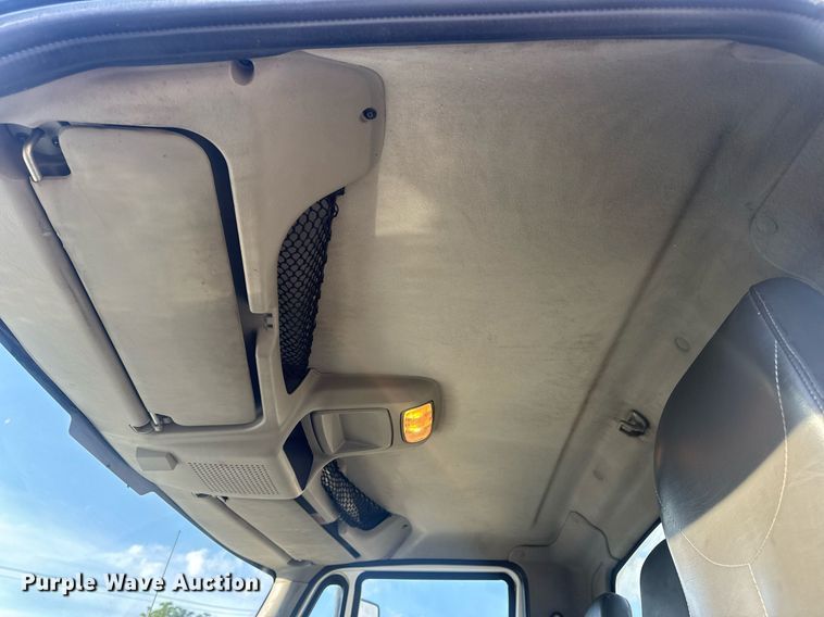 image for item DV4215 2011 International DuraStar 4400 truck cab and chassis
