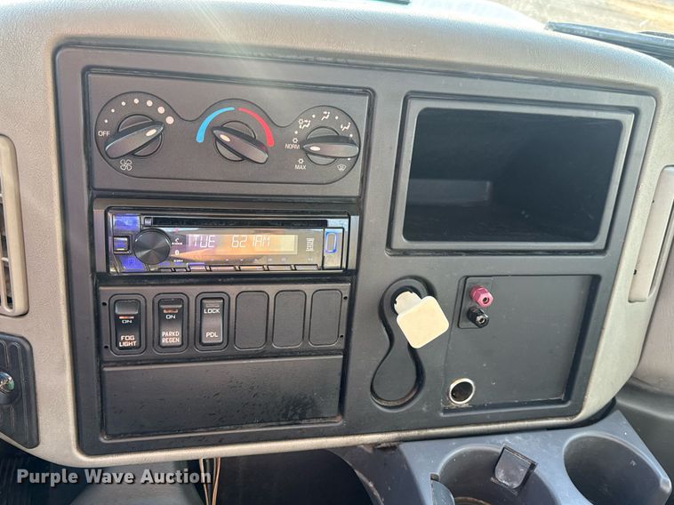 image for item DV4215 2011 International DuraStar 4400 truck cab and chassis