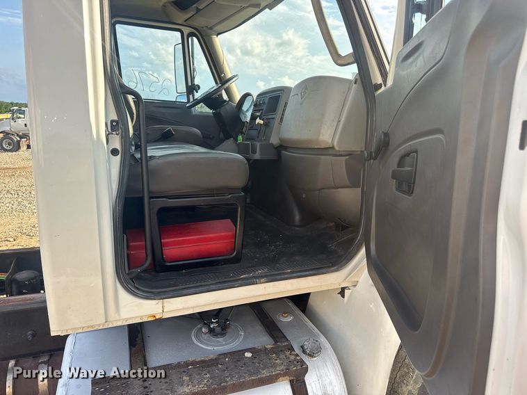 image for item DV4215 2011 International DuraStar 4400 truck cab and chassis