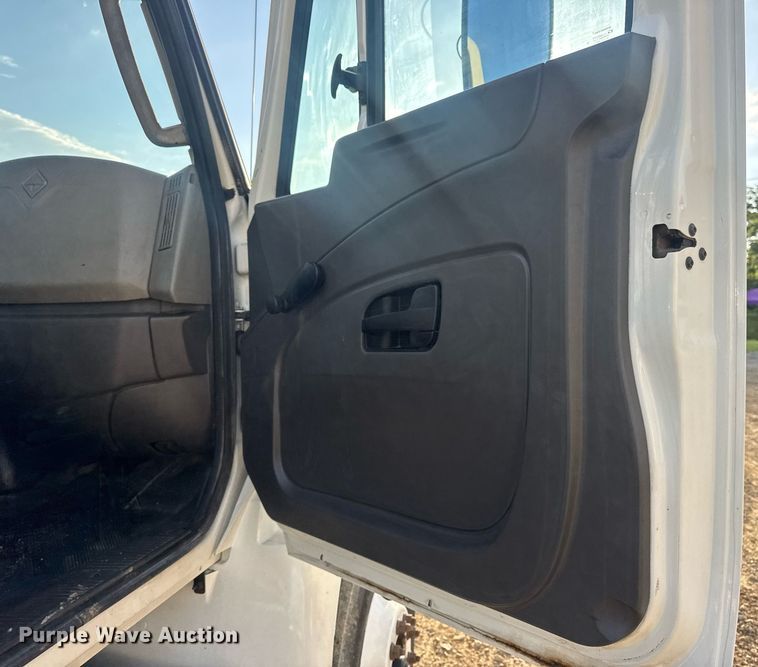 image for item DV4215 2011 International DuraStar 4400 truck cab and chassis