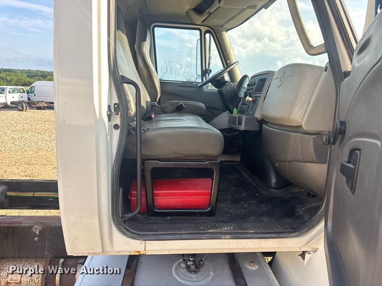 image for item DV4215 2011 International DuraStar 4400 truck cab and chassis