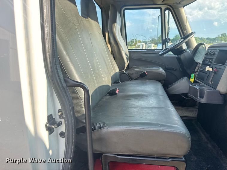 image for item DV4215 2011 International DuraStar 4400 truck cab and chassis