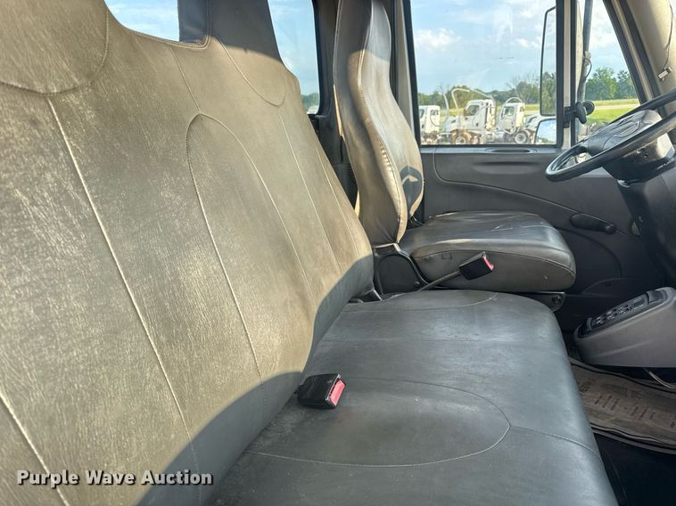 image for item DV4215 2011 International DuraStar 4400 truck cab and chassis