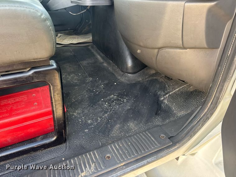 image for item DV4215 2011 International DuraStar 4400 truck cab and chassis