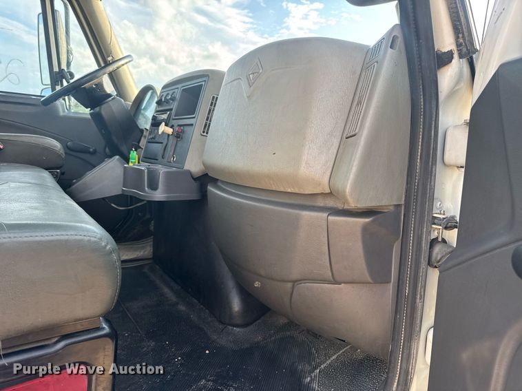 image for item DV4215 2011 International DuraStar 4400 truck cab and chassis