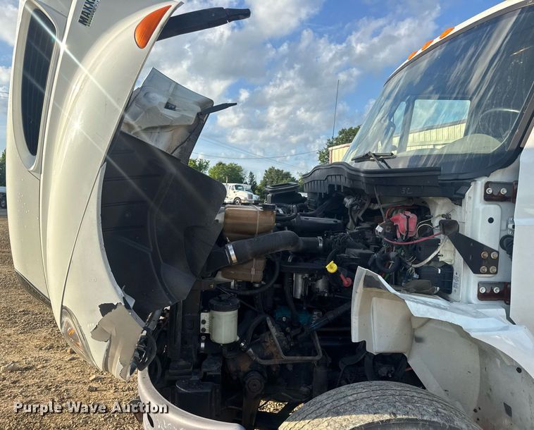 image for item DV4215 2011 International DuraStar 4400 truck cab and chassis