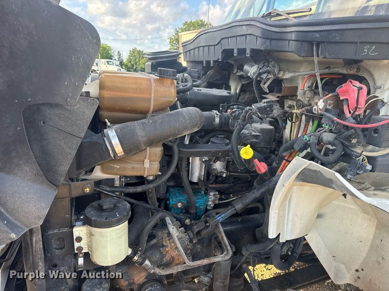 image for item DV4215 2011 International DuraStar 4400 truck cab and chassis