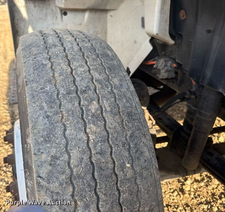 image for item DV4215 2011 International DuraStar 4400 truck cab and chassis