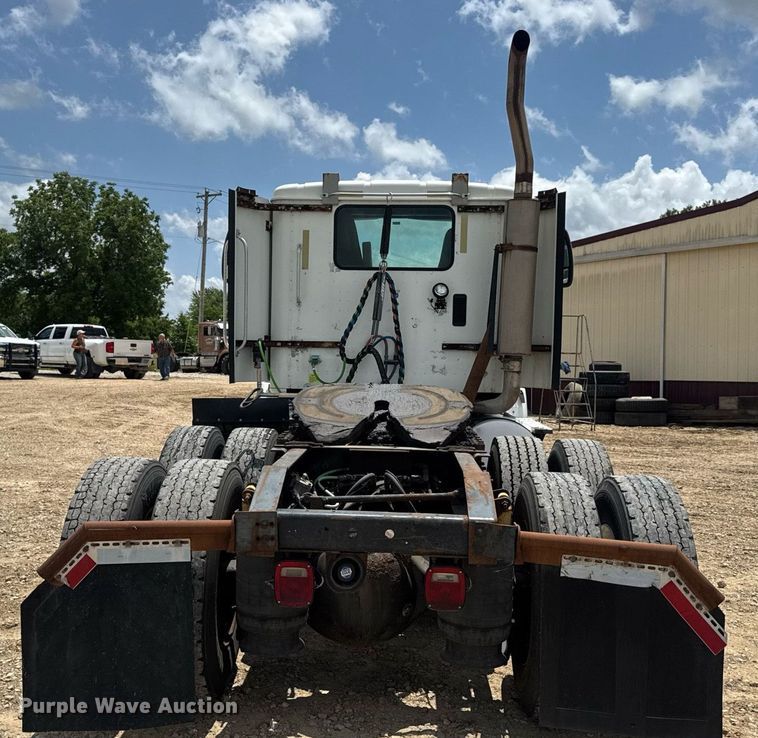 image for item DV4216 2007 International 9200i semi truck