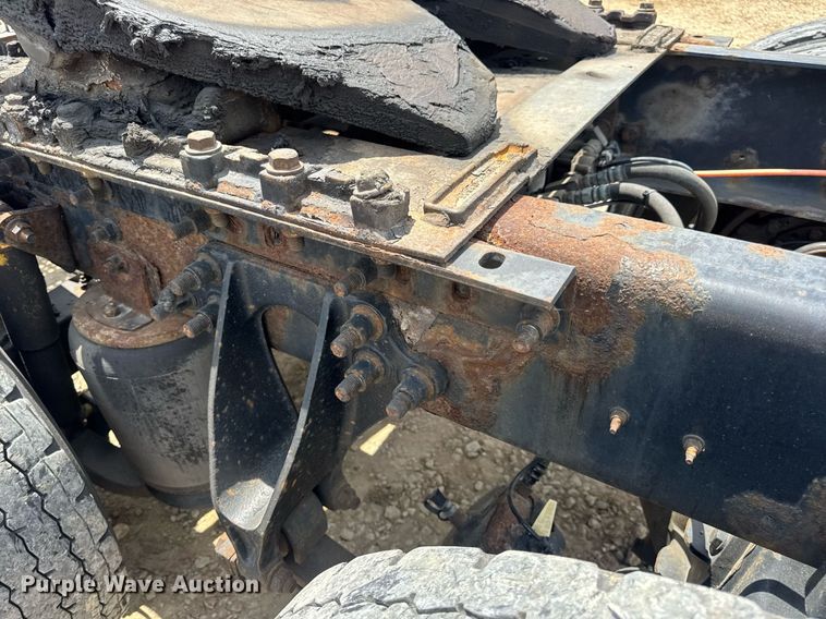 image for item DV4216 2007 International 9200i semi truck