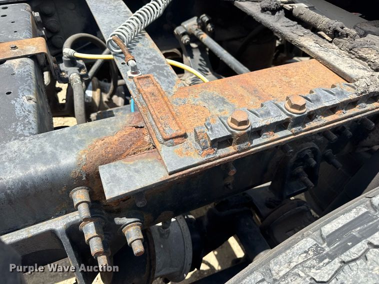 image for item DV4216 2007 International 9200i semi truck