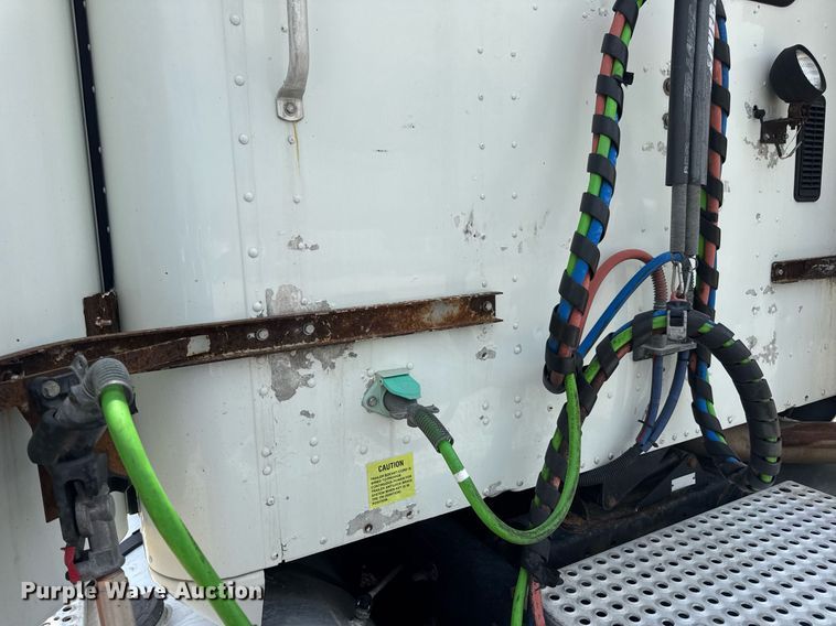 image for item DV4216 2007 International 9200i semi truck