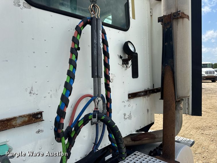 image for item DV4216 2007 International 9200i semi truck