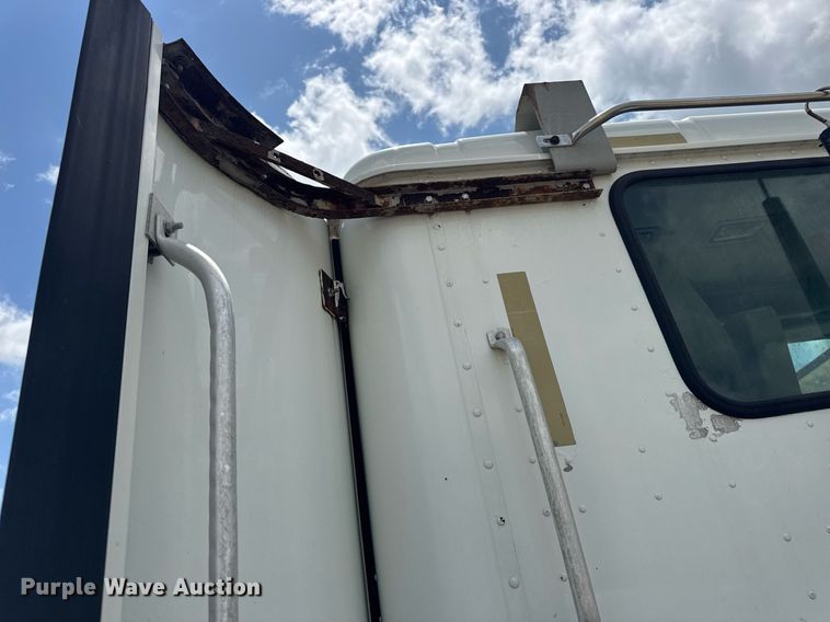 image for item DV4216 2007 International 9200i semi truck