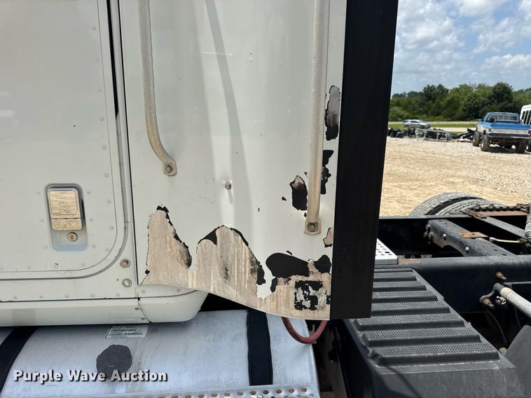 image for item DV4216 2007 International 9200i semi truck