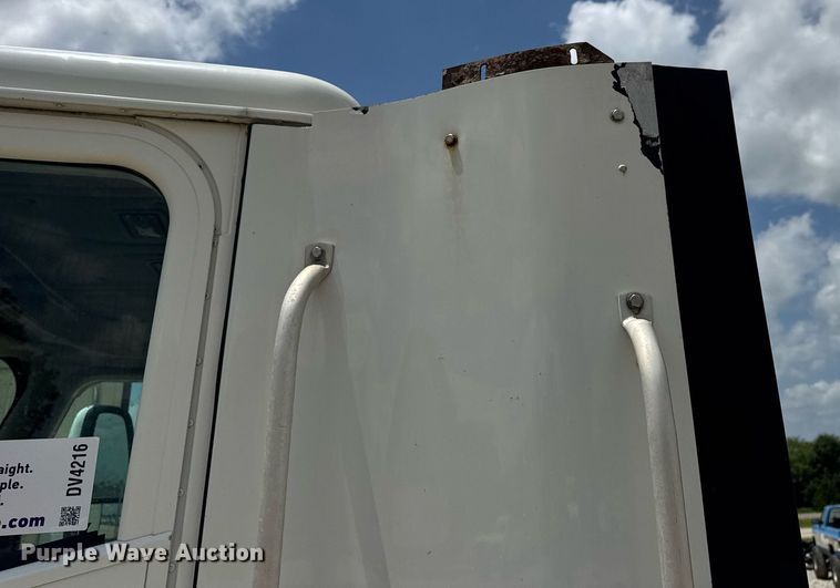 image for item DV4216 2007 International 9200i semi truck