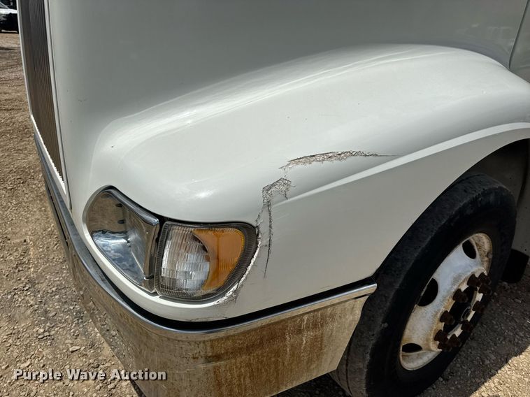 image for item DV4216 2007 International 9200i semi truck