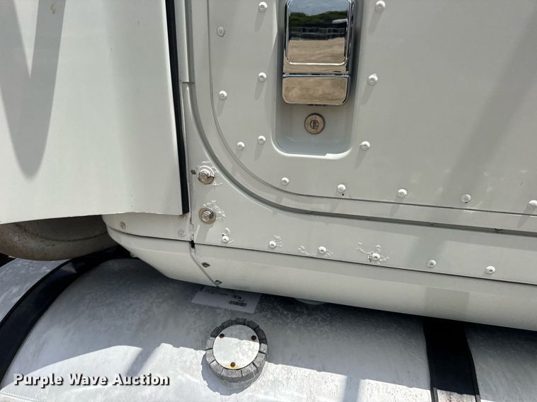 image for item DV4216 2007 International 9200i semi truck