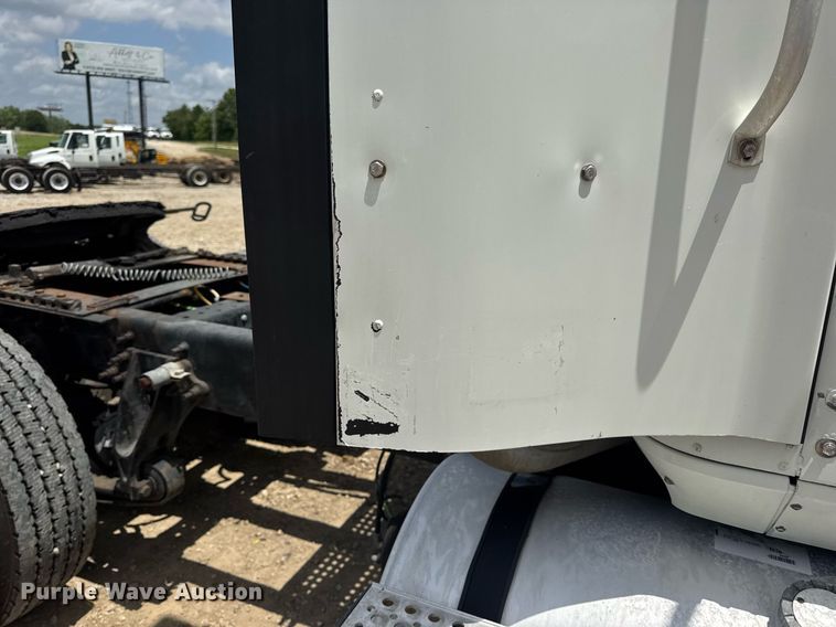 image for item DV4216 2007 International 9200i semi truck